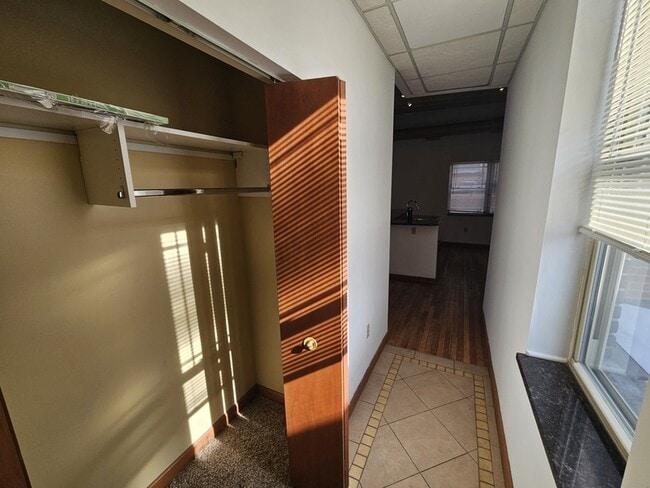 Foto del edificio - 2800 Mayfield Rd