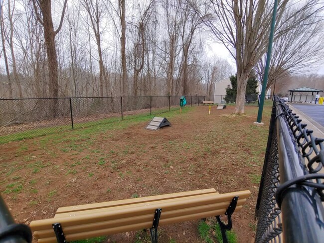 Foto del edificio - 600 Reusens Rd