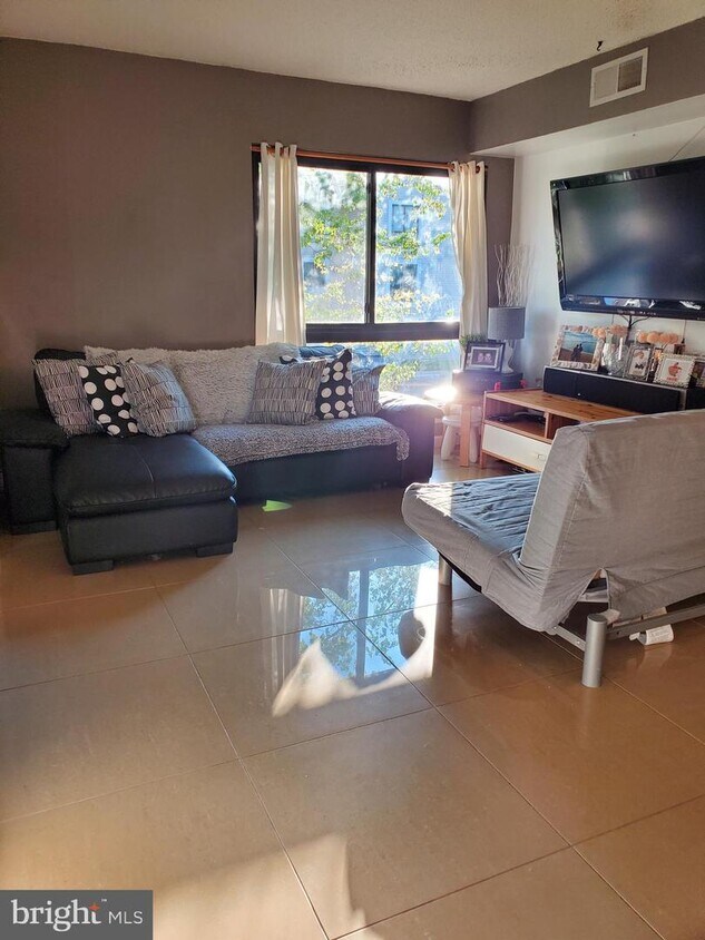 Foto principal - 8607C Village Way