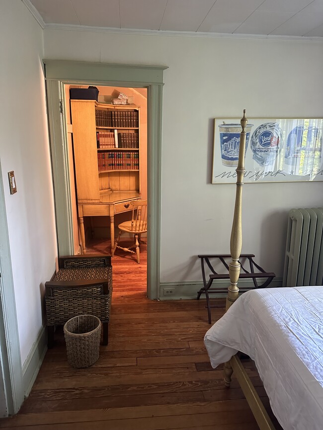Room 2 - 1926 Kearny St NE