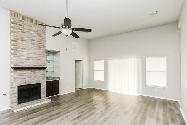 Foto del edificio - 2221 Collier Ct