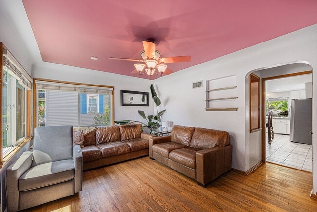 Foto del edificio - FURNISHED, Spacious 3 bedroom home in the heart of University!