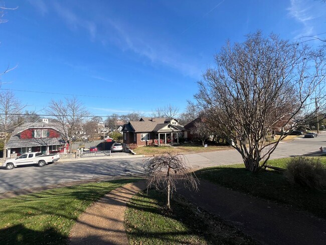 Foto del edificio - Charming Home in Belmont-Hillsboro Neighborhood, minutes to Vandy and Belmont, Fenced Yard