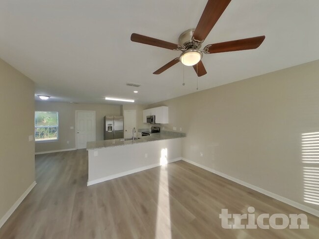 Building Photo - 2425 Lake Forest Ave