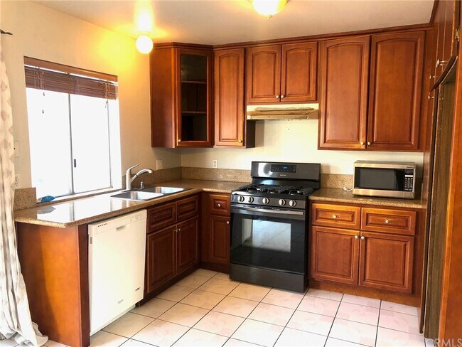 Building Photo - 46 Fallbrook
