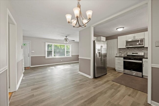 Building Photo - 2113 Pamela Dr