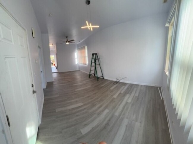 Building Photo - 3 Bedroom, 1 Bath Apartment in Chicago