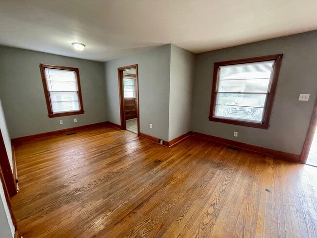Building Photo - Duplex Downtown Athens! Walk to shopping and entertainment!
