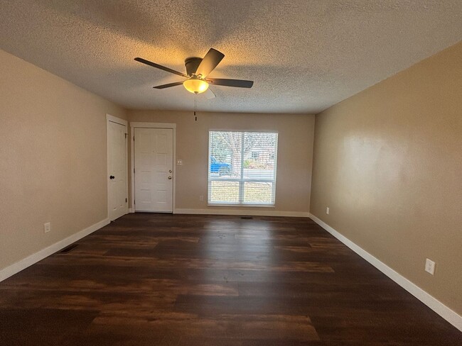 Foto del edificio - 5 Bed, 2 Bath Ranch-style w/ A/C! - Available Now! - MileStone Real Estate Services