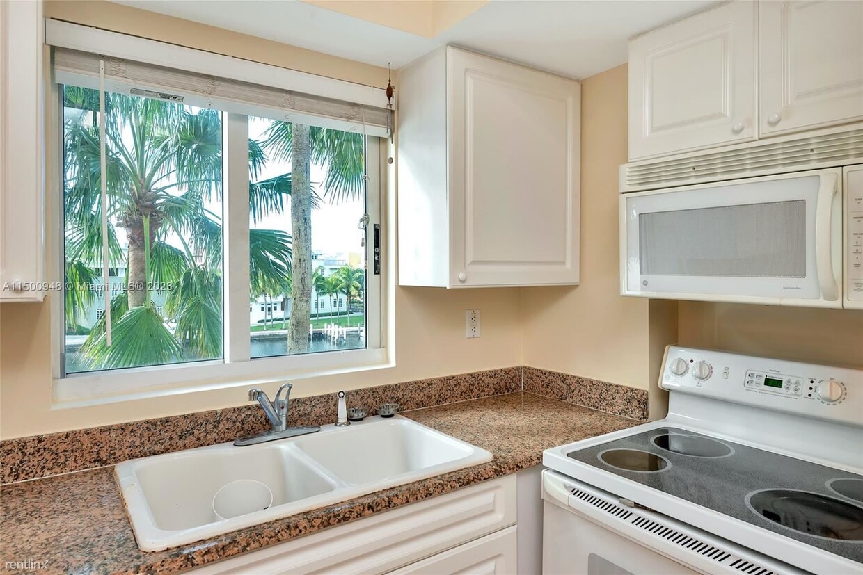 Foto principal - 3 br, 2 bath House - 5900 Collins Ave Apt 408