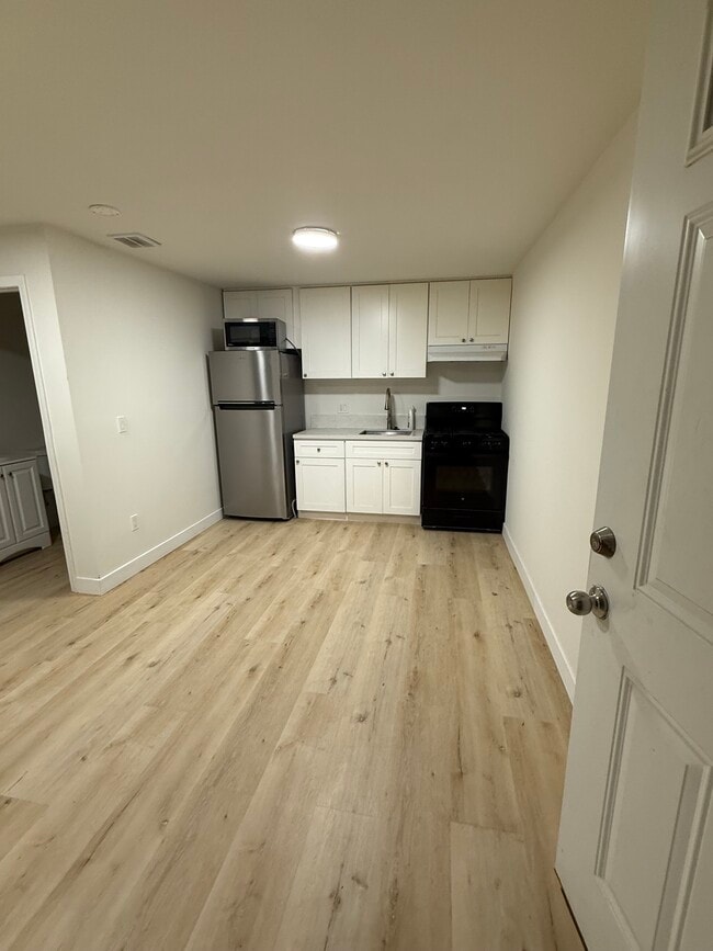 Building Photo - 2504 Vineyard Ave