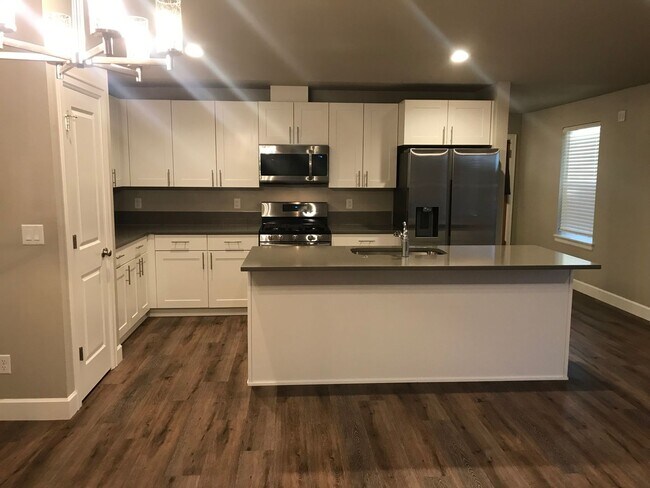 Foto del edificio - Newer Construction with High End Finishes