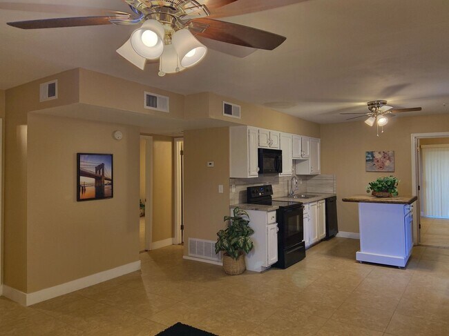 Foto del edificio - OPEN HOUSE ON coming $1695 3BR 2BA REMODELED HOUSE-TILE, GRANITE, ISLAND, REMODELED