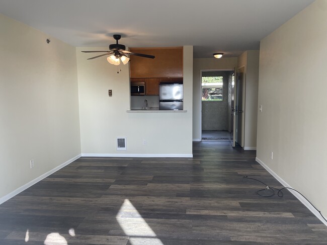 Living room and kitchen with breakfast bar - 685 Dartmore Ln