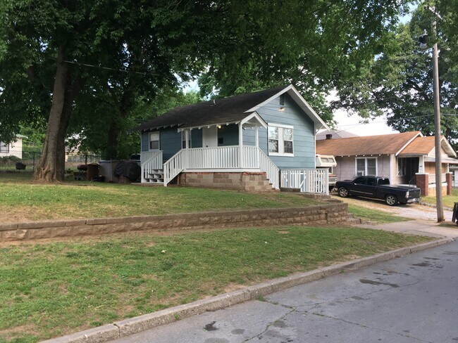 Foto del edificio - 215 N Xenophon Ave