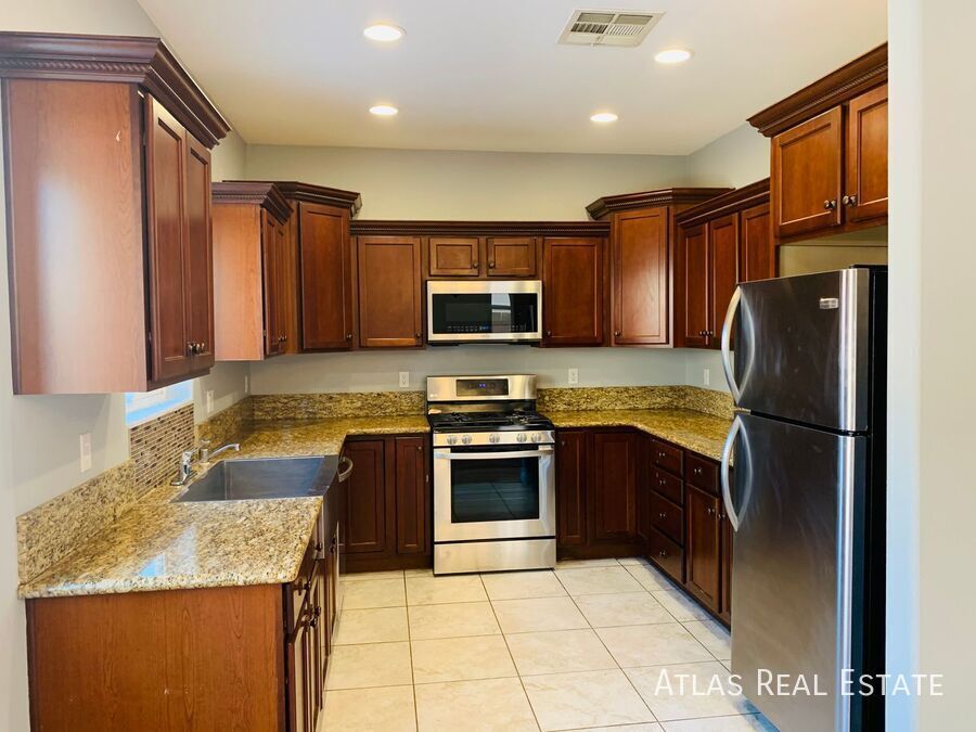 Foto principal - 6882 Majestic Palm Dr