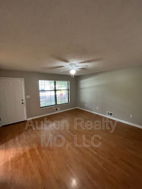 Building Photo - 1709 SW Skyline Dr