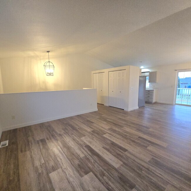 Foto del edificio - Remodeled 3 bedroom, 2 bathroom, 2 car garage + shop