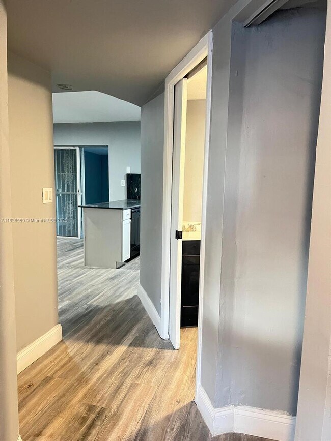 Foto del edificio - 451 NE 136th St