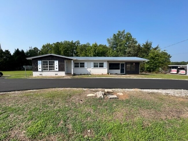 Building Photo - Home & Shop In One