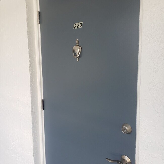 Foto del edificio - 2 bedroom 1 bath NEWLY RENOVATED CONDO "NE...