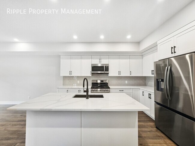 Photo du bâtiment - AMAZING 3 BEDS 2.5 BATHS BRAND NEW TOWNHOUSE