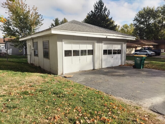 Double garage with lots of work space - 224 East St