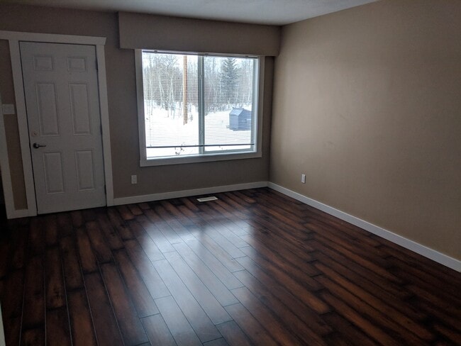 Building Photo - 1716 Willowbrook Crescent
