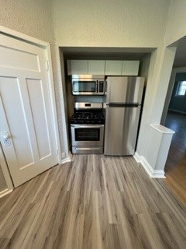 Foto del edificio - 2560 Woodburn Ave