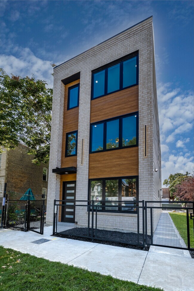 Foto del edificio - 3327 W Division St