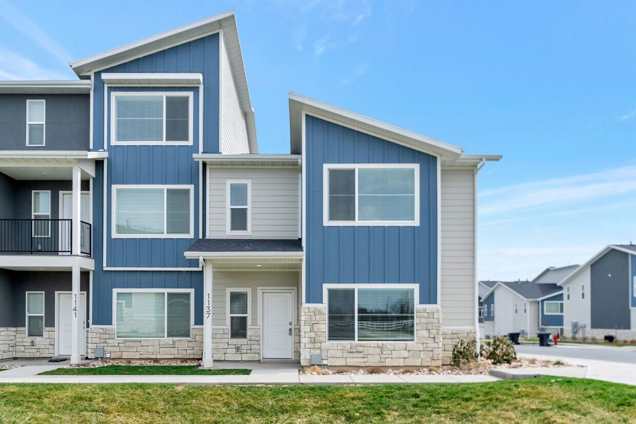 Stunning 3 Bed 2.5 Bath Enormous Townhome Townhome Rentals in