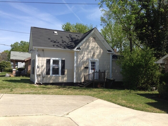 Primary Photo - UNCG area with 3 bedrooms and 1 bath, Cent...