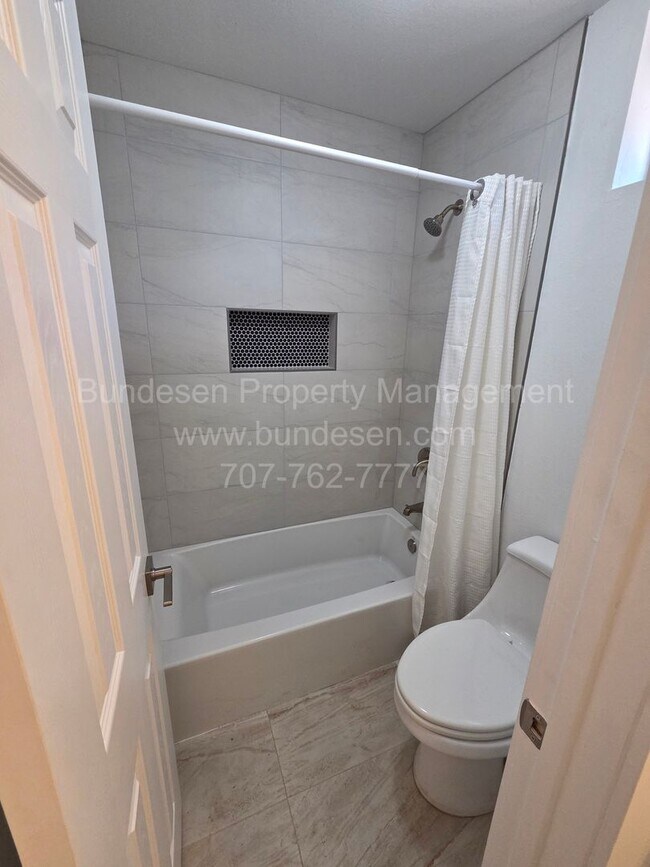 Foto del edificio - 1736 Burgundy Ct