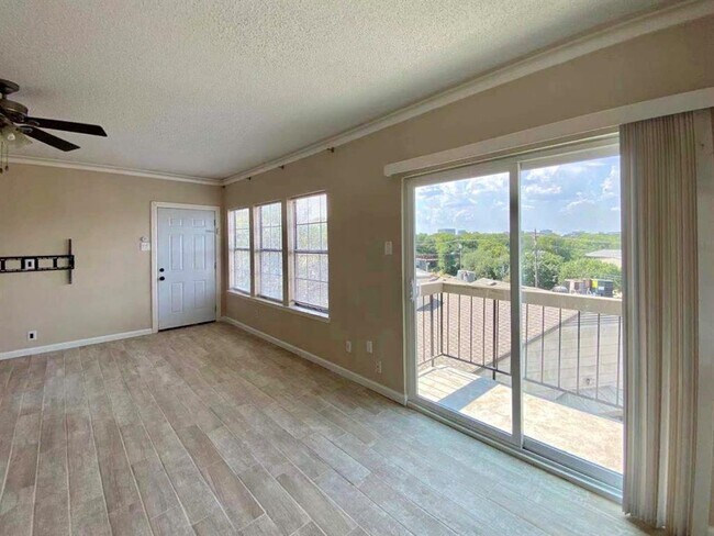 Foto del edificio - 8750 Park Ln