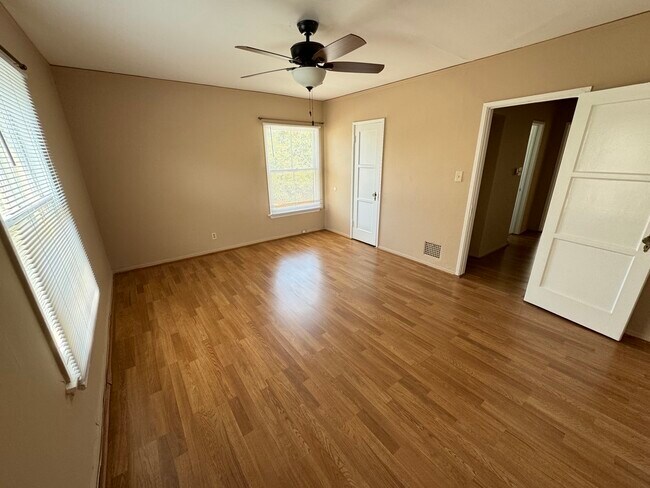 Building Photo - 347 N Hayworth Ave