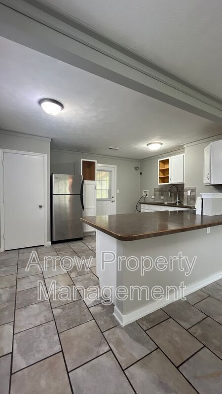 Foto del edificio - 6824 Logan Ave