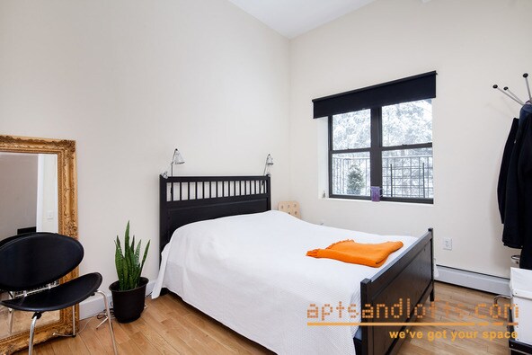 Master Bedroom Suite - 390 Clinton Street