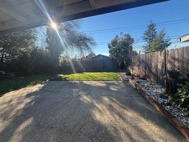 Building Photo - Central Roseville, Close to Shopping and Parks, 3 Bedroom 2 Bathrooms, 1536sq feet