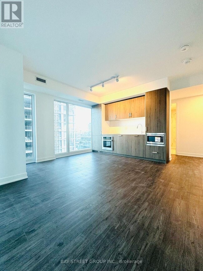 Building Photo - 88 Queen St E