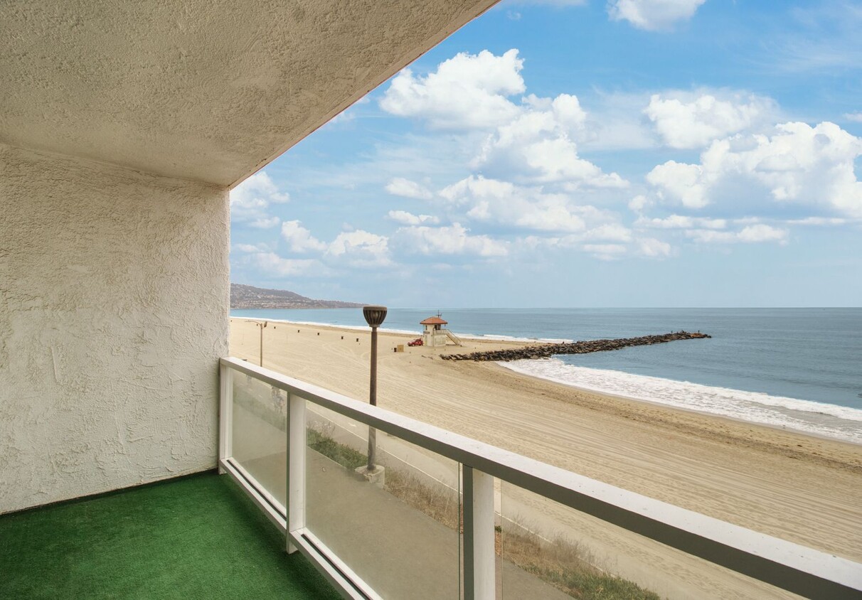 Primary Photo - Beach Front Beauty: 1 bed 1 bath with Ocea...