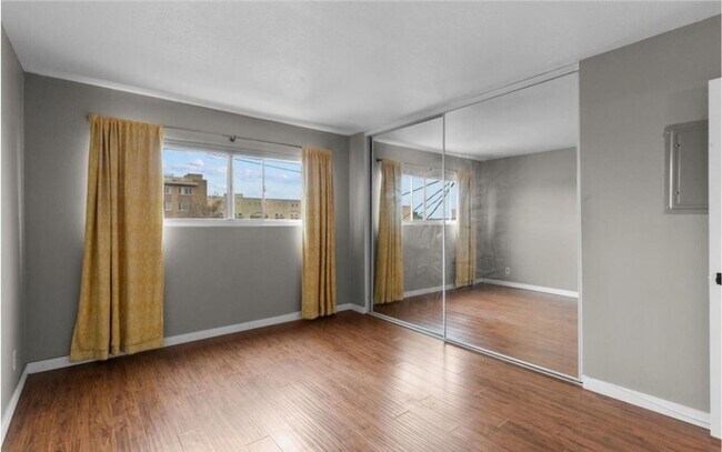 Foto del edificio - Hancock Park Condo