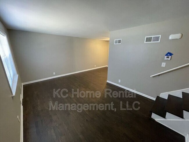 Building Photo - 706 NE Orchard Dr
