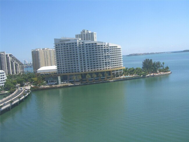 Building Photo - 905 Brickell Bay Dr