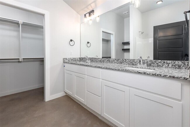 Foto del edificio - 13324 Springcreek Dr