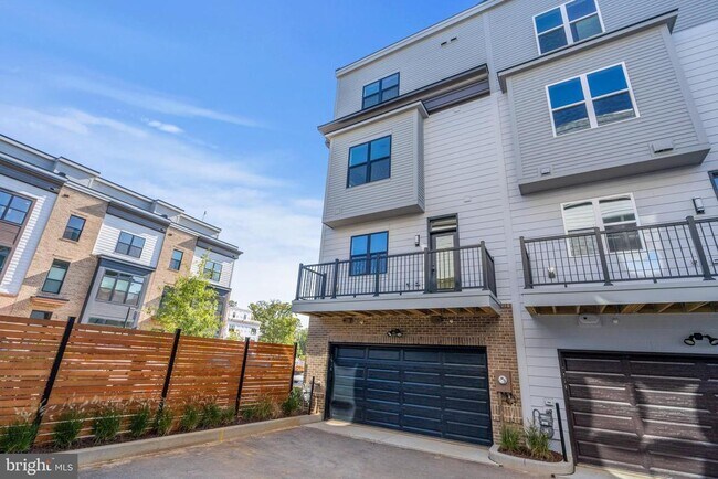 Foto del edificio - 2038 Tysons Ridgeline Rd