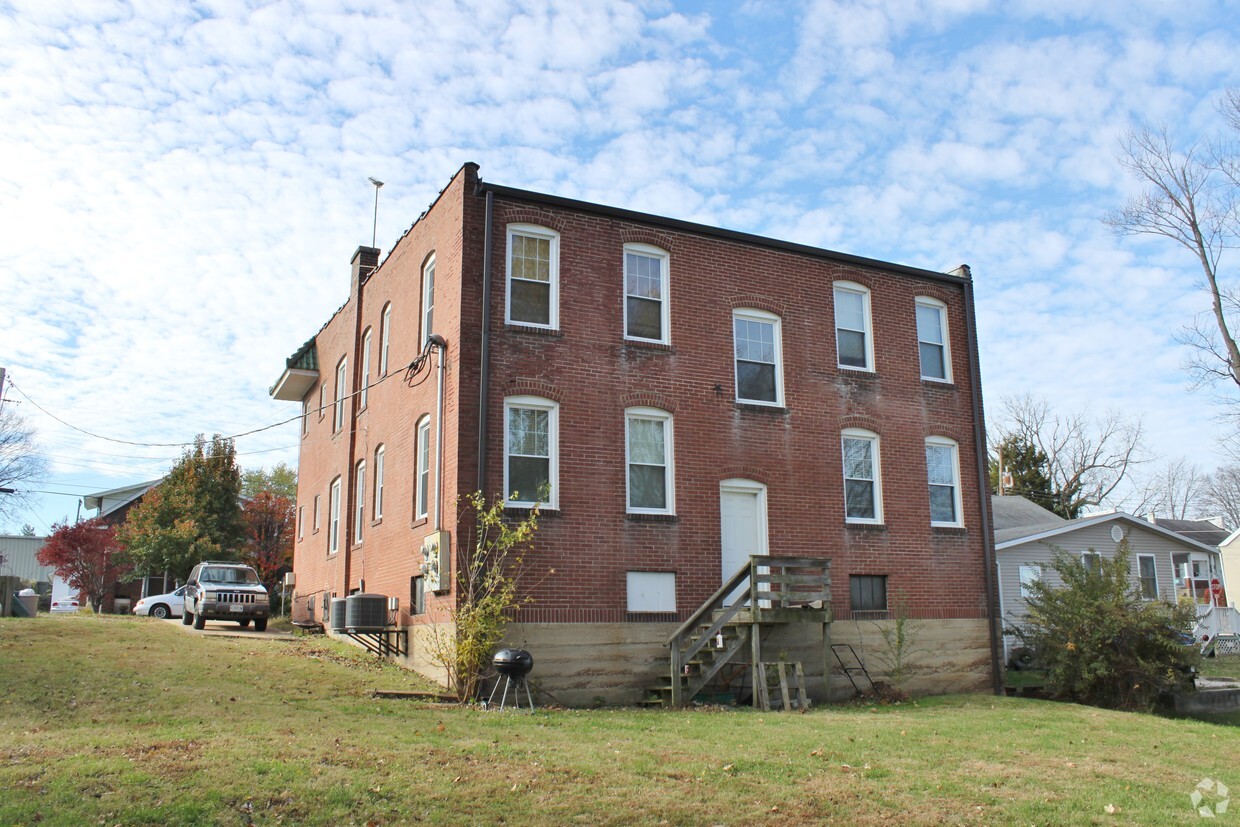 Building Photo - 209 E 4th St