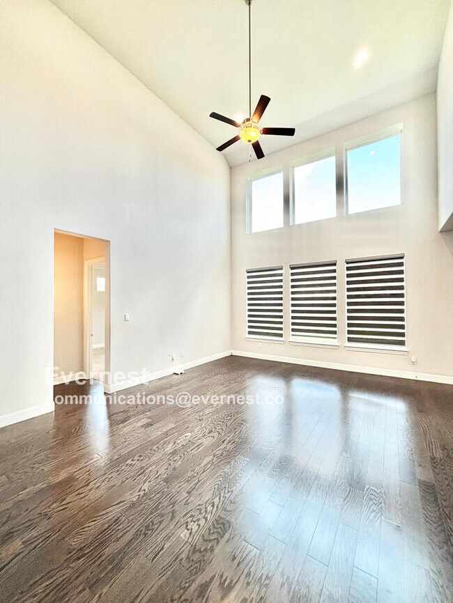 Foto del edificio - 566 Westwood Way Dr
