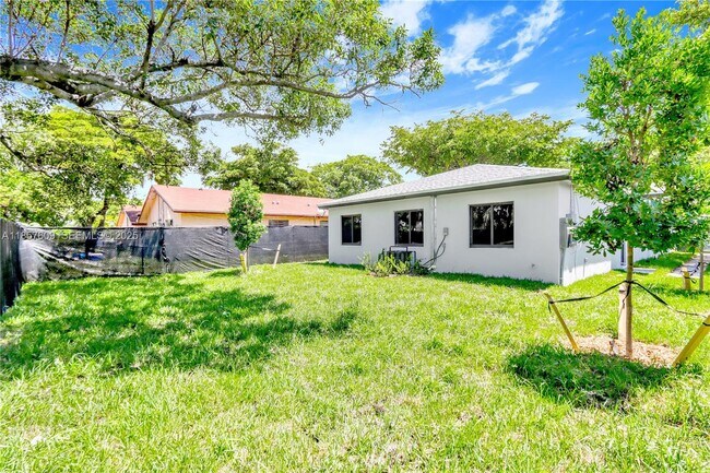 Foto del edificio - 861 NW 6th Ave