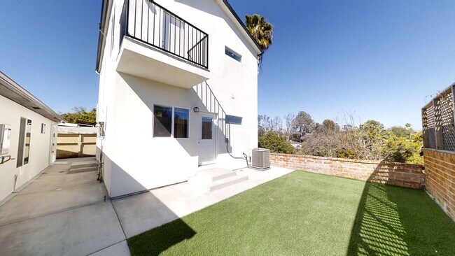 Foto del edificio - 4BD/2BA with a Balcony!