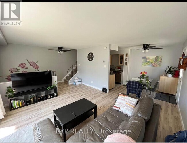 Building Photo - 135 Sonnet Crescent